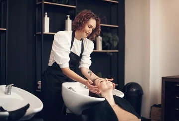 Bewerbung als Friseur / Friseurin: Muster & Vorlage 2024