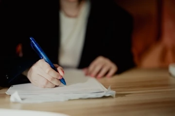 Welche Zeugnisse muss man in der Bewerbung mitschicken?